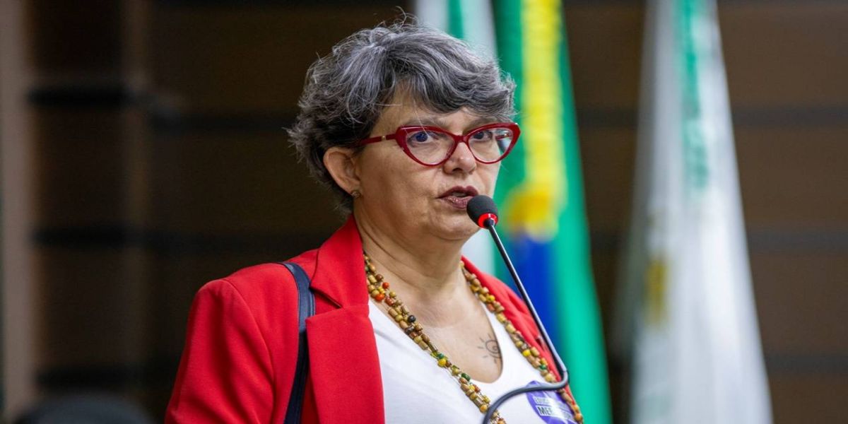 ​Professora Liliam pede informações sobre tênis e meias em kits de uniforme escolar