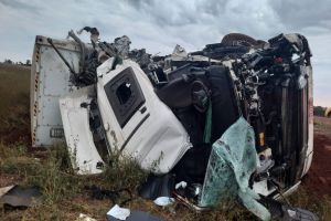 Imagem referente à notícia: Caminhoneiro de 38 anos morre em colisão frontal na PR-182 em Maripá, no Oeste do Paraná
