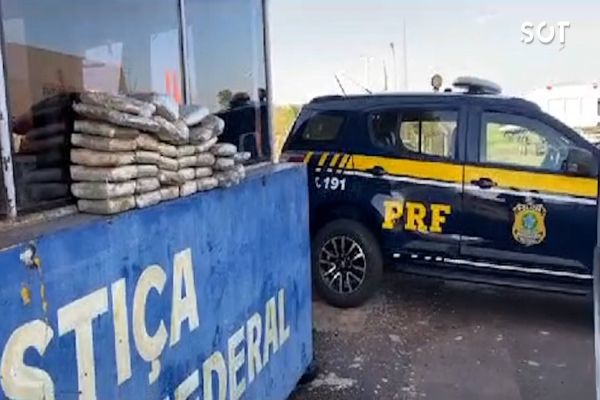 Imagem referente a notícia: Fundo falso em Duster revela 23 kg de drogas e leva à fuga do condutor em Cruzeiro do Oeste