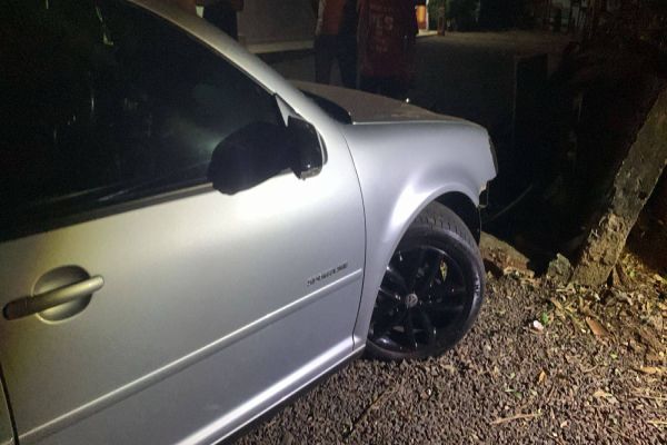 Imagem referente a notícia: Motorista perde controle de Golf e colide contra portão de casa no Bairro Brasília