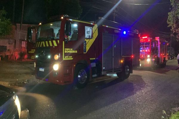Imagem referente a notícia: Fumaça densa no Jardim Clarito, mobiliza Corpo de Bombeiros após morador esquecer ovo cozinhando