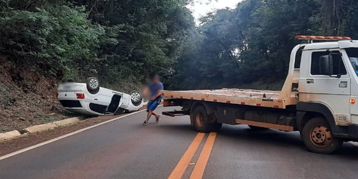 Carro capota na PR-495 em Missal; Motorista de 26 anos ficou ferido