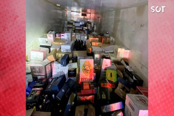 Imagem referente a notícia: Depósito clandestino: BPFRON apreende mais de R$ 2 milhões em bebidas estrangeiras em Cascavel