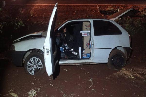 Perseguição policial termina em capotamento e apreensão de 12 caixas de cigarros na PR-581