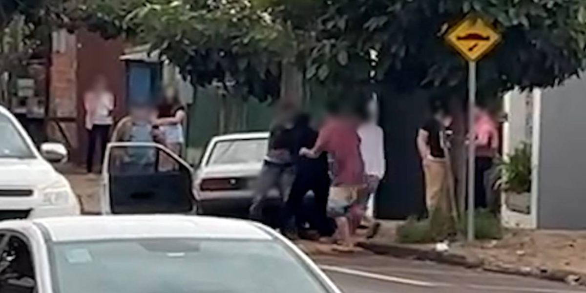 Motorista gera pancadaria generalizada após bater carro em poste de Cascavel