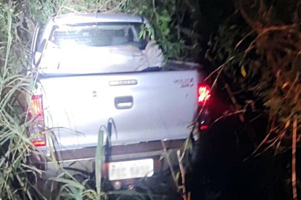 Imagem referente a notícia: Caminhonete roubada com família feita de refém é recuperada em Guaíra