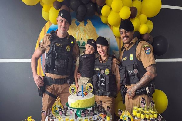 Pequena fã da PM realiza sonho de aniversário com festa temática e presença de policiais em Assis