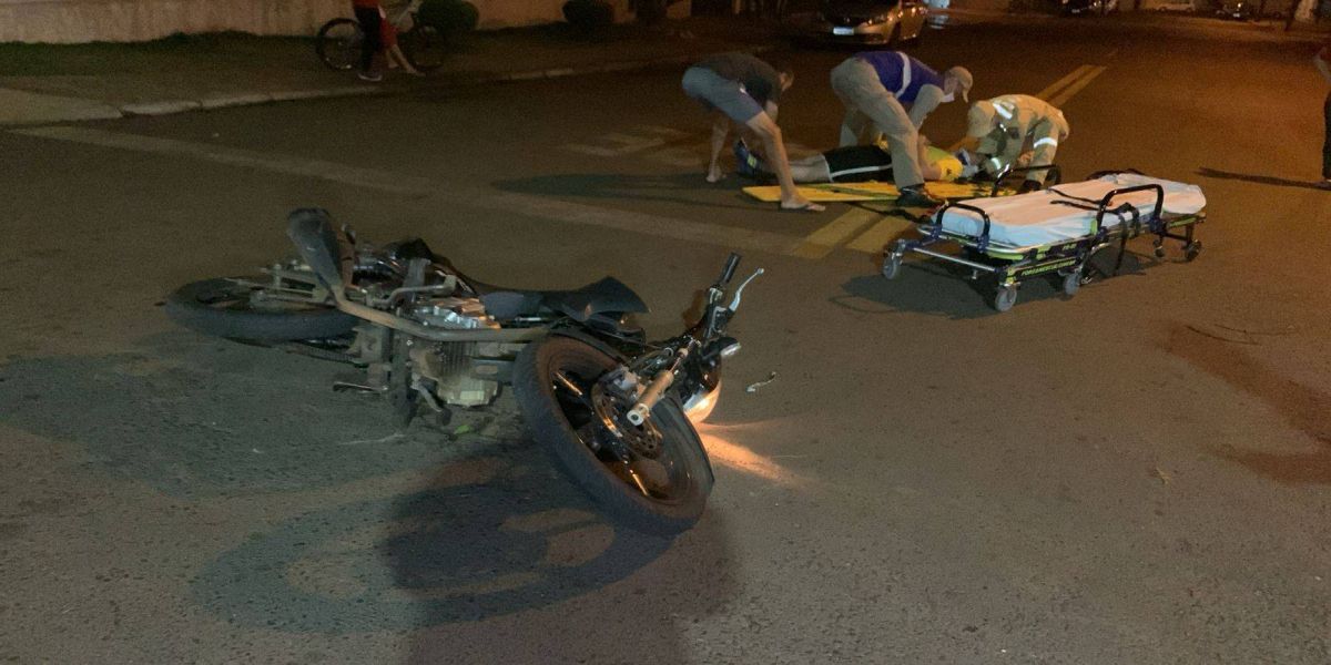 Motociclista fica ferido em colisão na Rua Europa no Bairro Periolo, em Cascavel