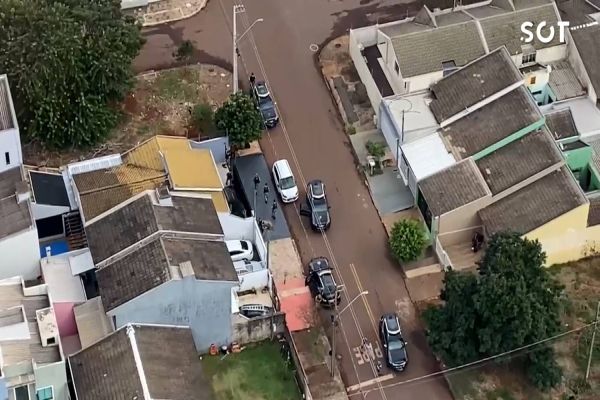 Imagem referente a notícia: Polícia Militar apreende carro com cigarros contrabandeados em Cascavel