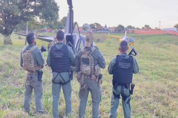 Imagem referente a notícia: Helicóptero carregado com 243 kg de cocaína é apreendido em Jaguapitã após perseguição aérea