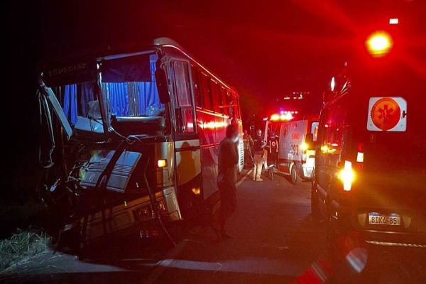 Colisão entre carreta e ônibus deixa pelo menos 46 pessoas feridas na BR-369, no oeste do Paraná