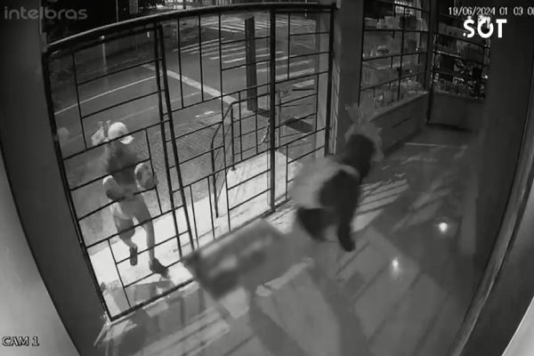 Bandidos arrombam loja de cosméticos no centro de Cascavel e fogem após levar dinheiro e produtos