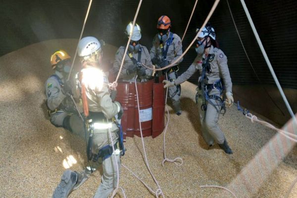 Referência em emergências em silos, bombeiros do Paraná ministram curso no Acre