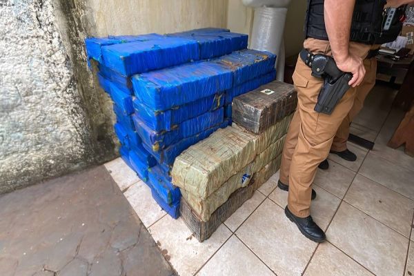 Imagem referente a notícia: Meia tonelada de droga é apreendida em operação policial em Cascavel