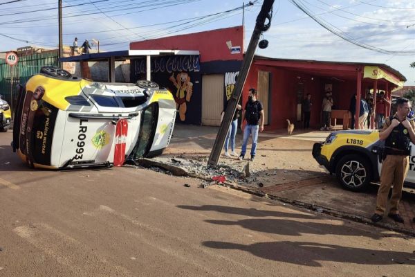 Viatura da Polícia Militar capota após colisão de trânsito no Bairro Interlagos