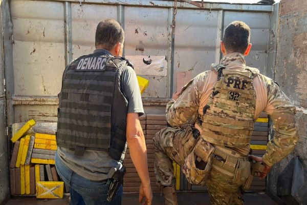 Imagem referente a notícia: Motorista é preso com 154 kg de cocaína na BR-369 em Cascavel