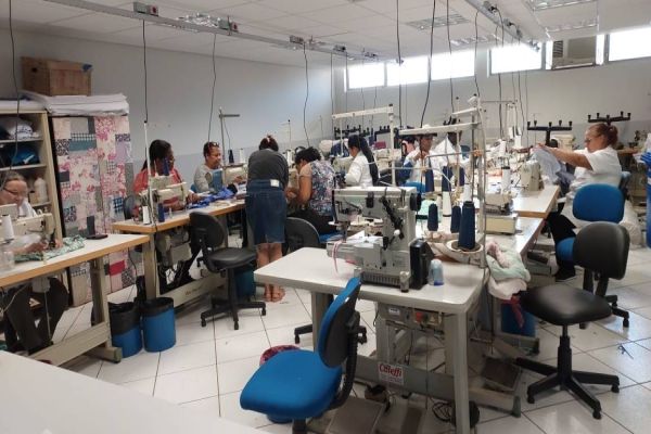 Prefeitura de Cascavel abre novas vagas para curso gratuito de auxiliar de confecção no Polo Têxtil