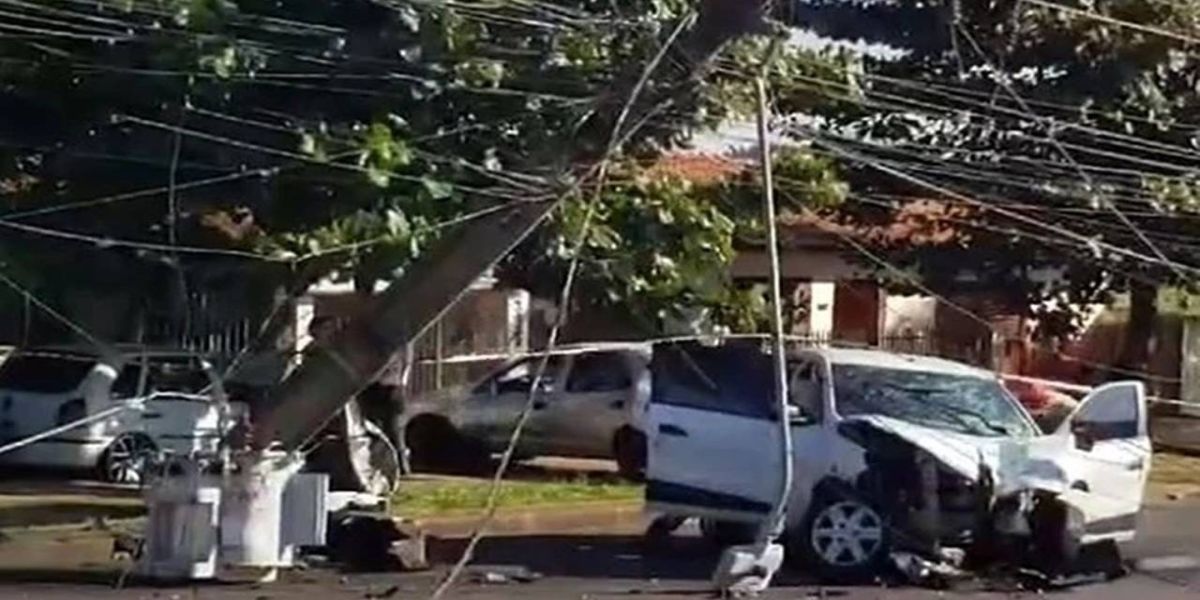 Jovem fica presa às ferragens após violenta colisão de trânsito na Rua Presidente Kennedy