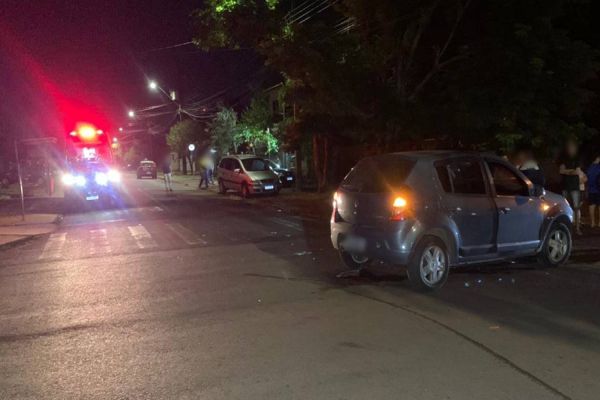 Jovem fica ferida em acidente entre três carros no Bairro Periolo em Cascavel