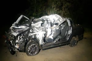 Imagem referente à notícia: Três pessoas ficam feridas em colisão transversal na BR-376 em Ponta Grossa
