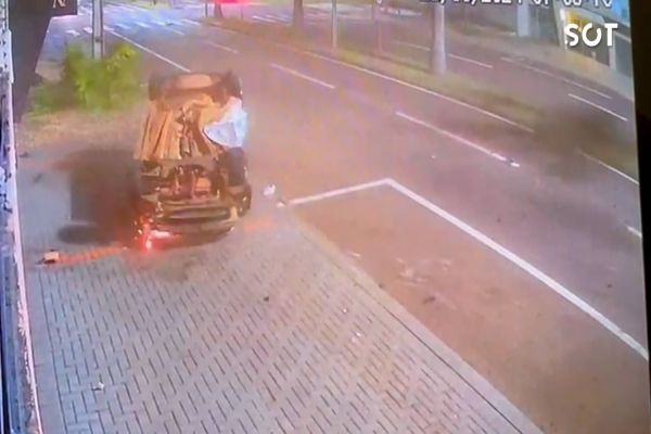 Imagens de câmera de segurança flagram acidente na Avenida Brasil em Cascavel