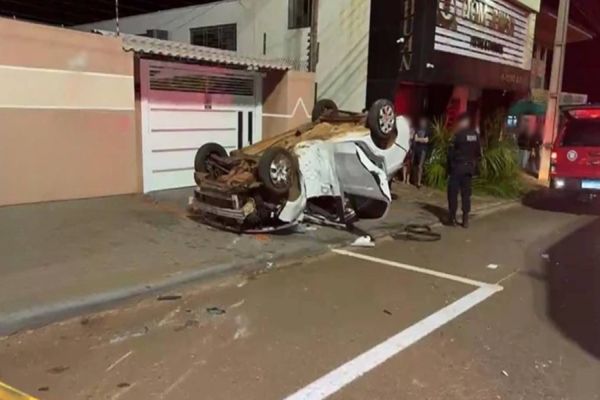 Casal fica ferido em capotamento após arrancar placa e coqueiro na Avenida Brasil em Cascavel