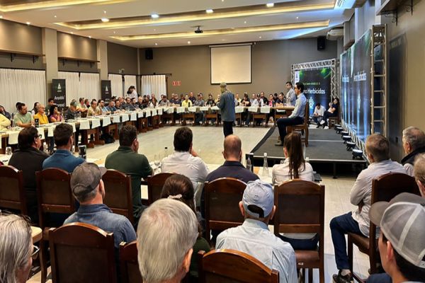 Arena Herbicidas debate manejo de plantas daninhas com produtores de Cascavel