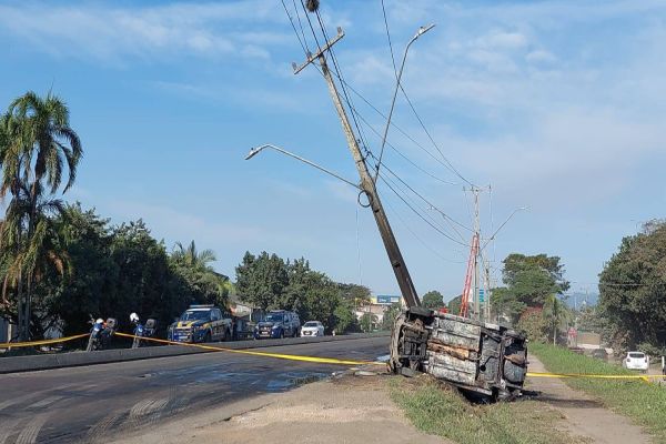 Passageiro morre carbonizado em acidente com carro de aplicativo no litoral do Paraná
