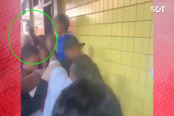 Imagem referente a notícia: Funcionária do Colégio Estadual é filmada jogando água quente em aluno durante briga