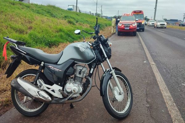 Motociclista e pedestre ficam gravemente feridos em acidente na BR-467 em Cascavel