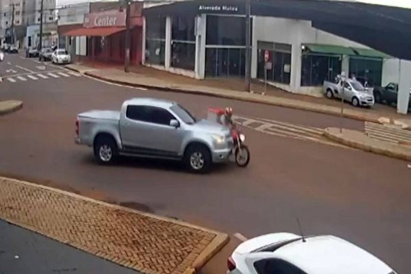 Motociclista é atingido por caminhonete na Rua Paraná no Centro de Cascavel