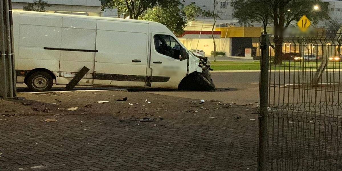 Colisão entre caminhonete e van mobiliza equipes de resgate, no Bairro Pacaembu