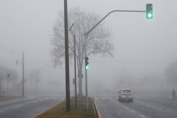 Neblina compromete visibilidade e segurança no trânsito de Cascavel