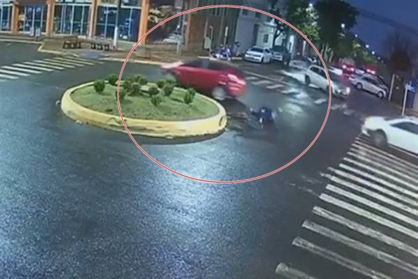 Ciclista fica ferida em acidente na rotatória do Posto da Mirta em Marechal Cândido Rondon
