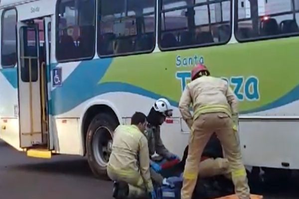 Mulher para de baixo de ônibus após ser atropelada na Avenida Tito Muffato