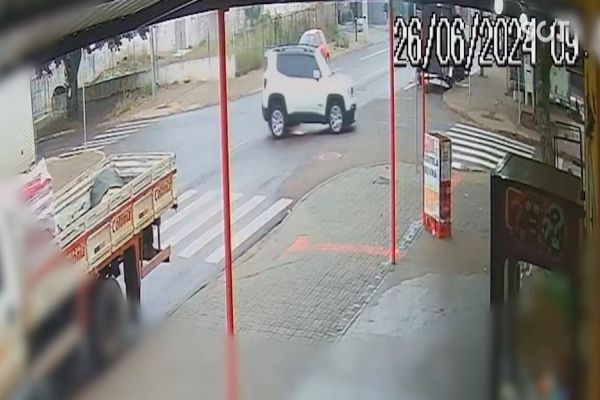 Na contramão, esposa de Renato Silva se envolve em acidente de trânsito no Bairro Santa Cruz