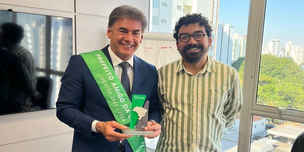 Na sede da Fundação Abrinq, Paranhos recebe Prêmio Prefeito Amigo da Criança
