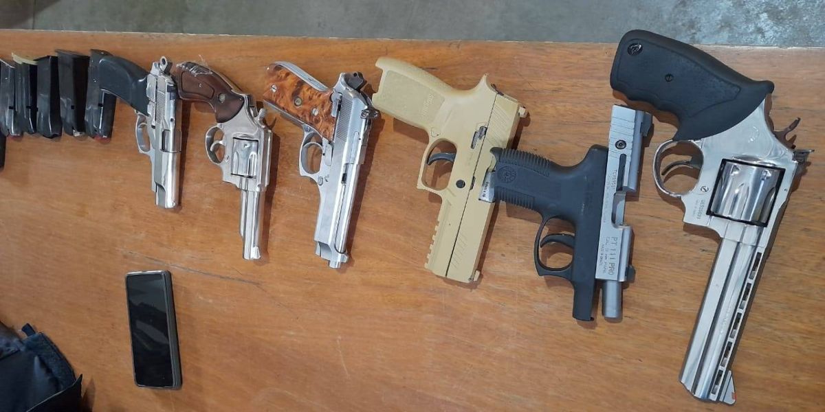 Homem é detido pela PRF com armas e carregadores durante abordagem na PR-317