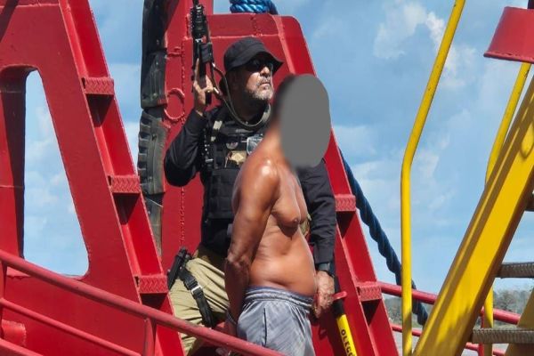 Imagem referente a notícia: Acusado de matar companheira com facada no Jardim Tarumã em Cascavel é preso em Manaus