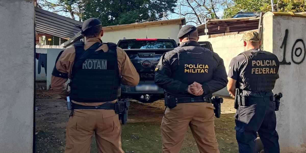 Polícia apreende veículo com diversos tabletes de maconha após fuga em Foz do Iguaçu