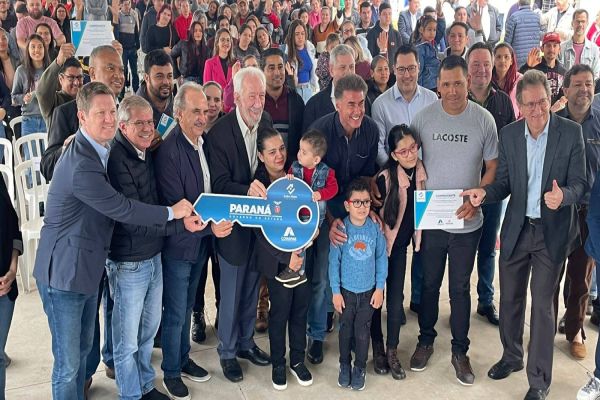 Imagem referente a notícia: 192 famílias realizam o sonho da casa própria em Cascavel com apoio do Governo do Paraná