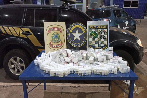 Imagem referente a notícia: PF, Receita e Força Nacional apreendem medicamentos arremessados da Ponte Internacional da Amizade