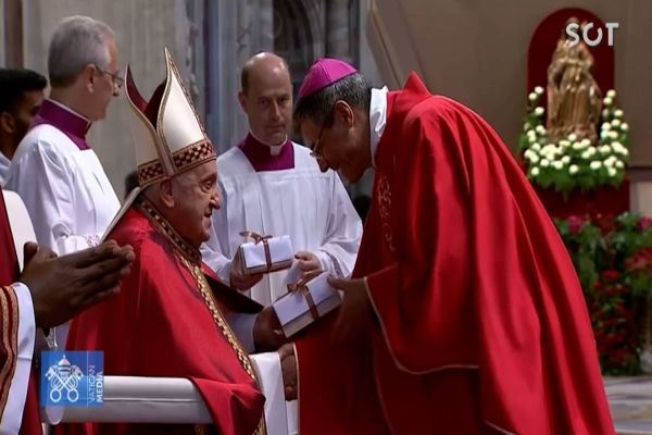 Imagem referente a notícia: Dom José Mário recebe das mãos do Papa Francisco o Pálio Arquiepiscopal