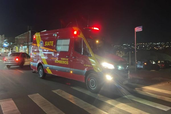 Motociclista fica ferida após colisão com carro no Bairro Floresta em Cascavel