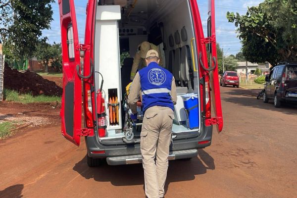 Motociclista sofre queda após desviar de carro no Bairro Floresta em Cascavel