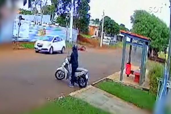 Câmeras flagra carro avançando preferencial e quase atingindo moto; Motociclista ficou ferida