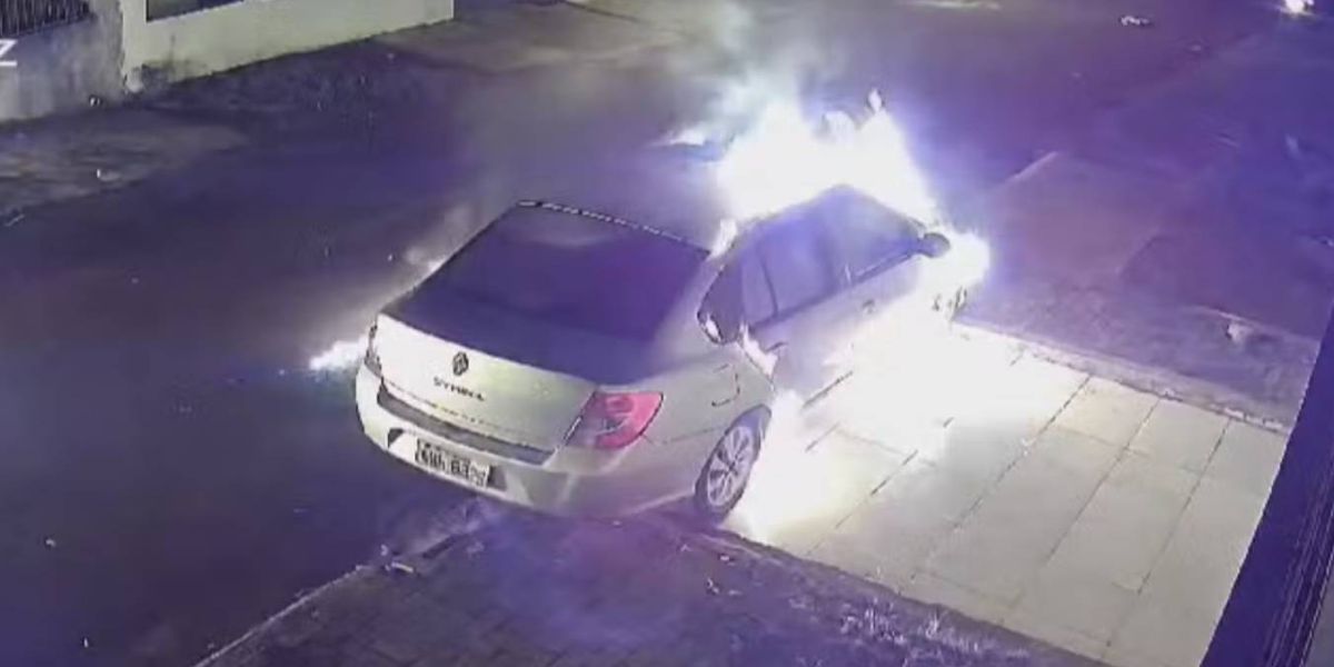 Carro é incendiado em crime premeditado na Vila C, em Foz do Iguaçu