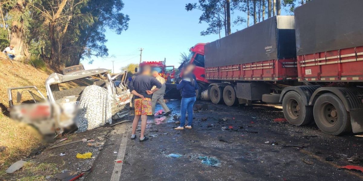 Homem morre e outro fica gravemente ferido em colisão entre caminhões na PR-466 em Pitanga
