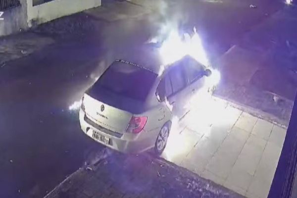 Carro é incendiado em crime premeditado na Vila C, em Foz do Iguaçu