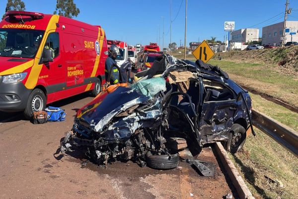 Criança morre e outras quatro pessoas ficam feridas em violenta colisão na BR-277 em Cascavel